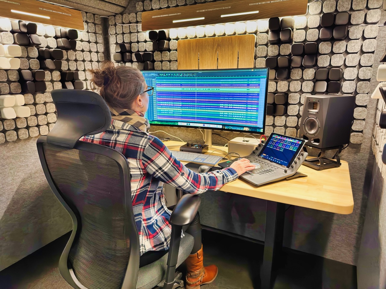 Cabine Studiobricks - poste de montage vidéo double écran EIZO avec moniteurs Adam Audio