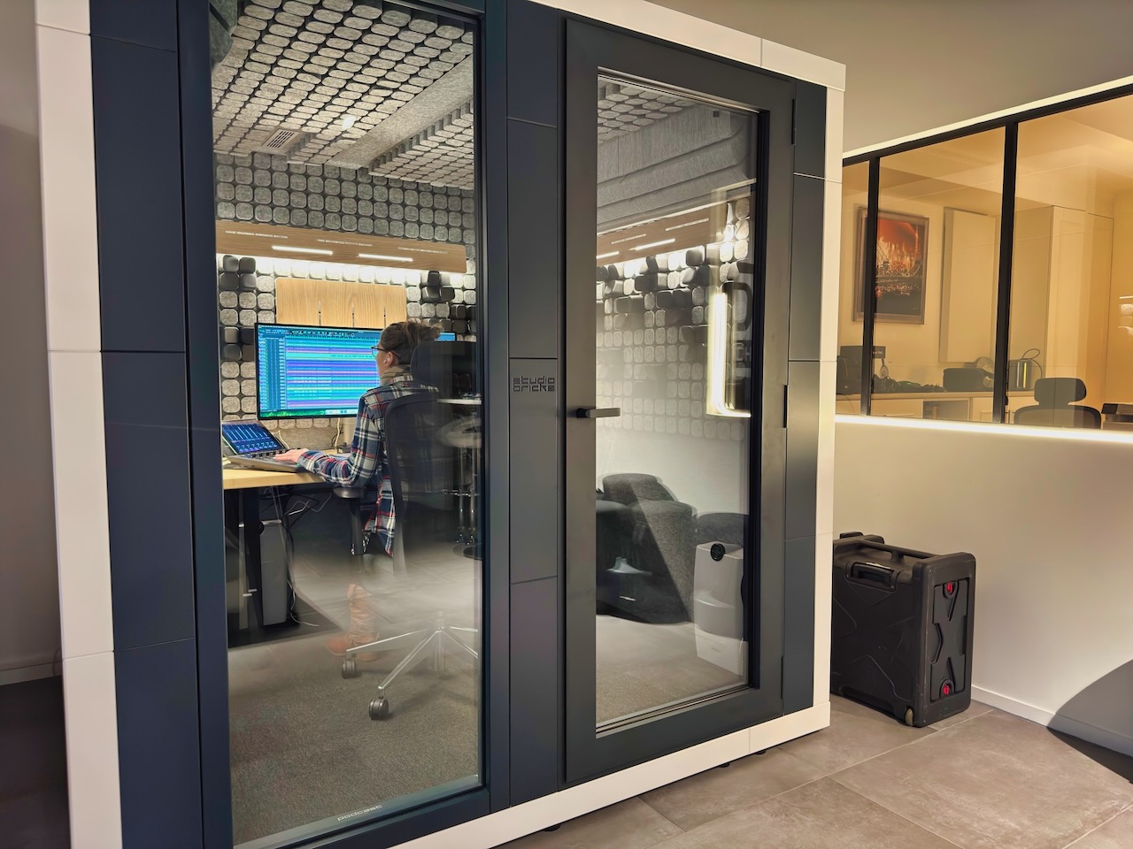 Cabine Studiobricks - station audio ultrawide avec consoles de mixage et moniteurs Adam Audio