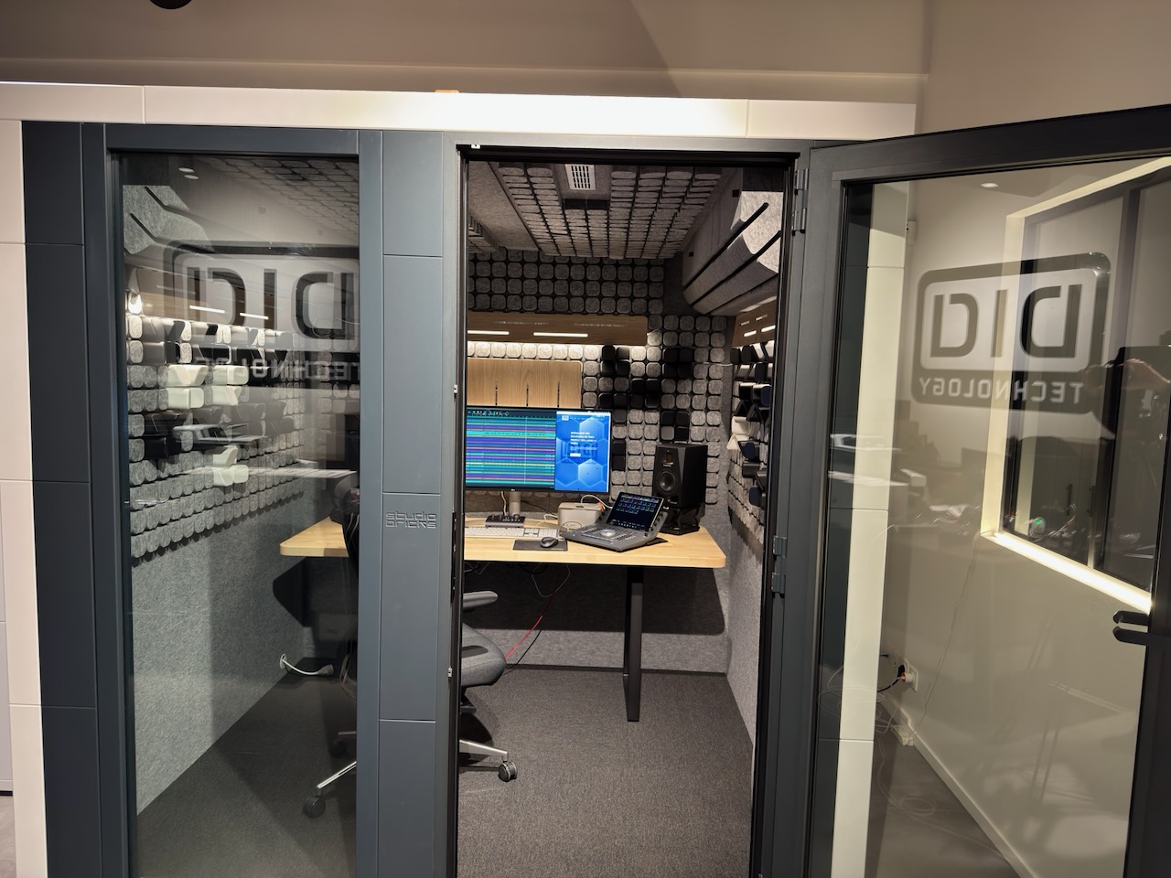 Cabine Studiobricks vue de face depuis le showroom D.I.D. Technology - porte ouverte