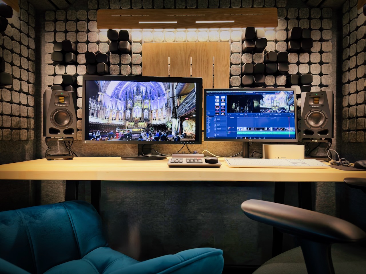 Monteur audio au travail dans une cabine Studiobricks - station de post-production avec écran ultrawide