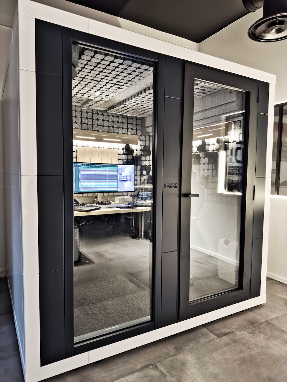 Cabine Studiobricks One VO Edition dans le showroom DID TECHNOLOGY à Noisy-le-Grand