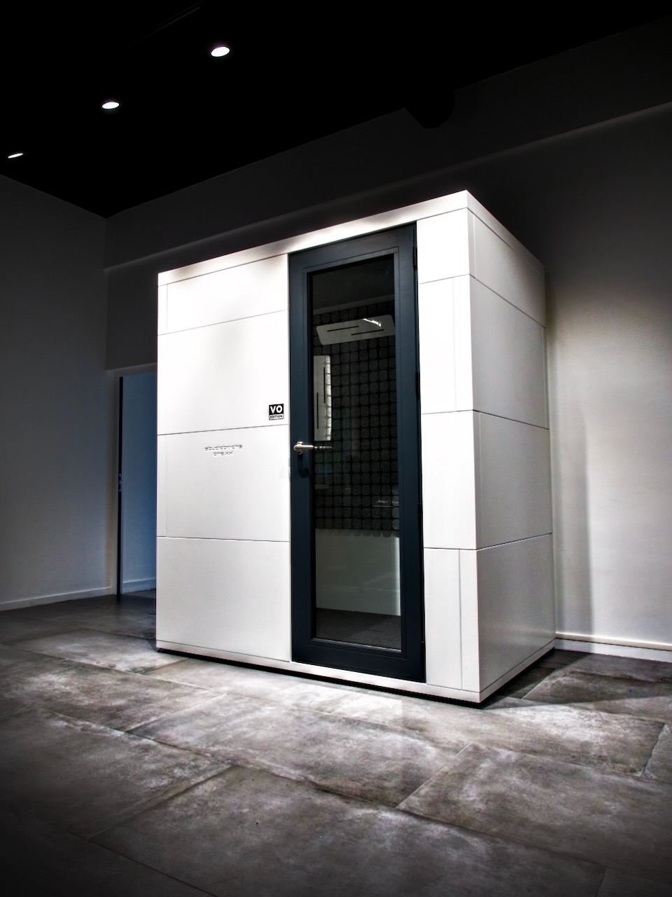 Cabine Studiobricks XXL avec station de post-production dans le showroom DID TECHNOLOGY