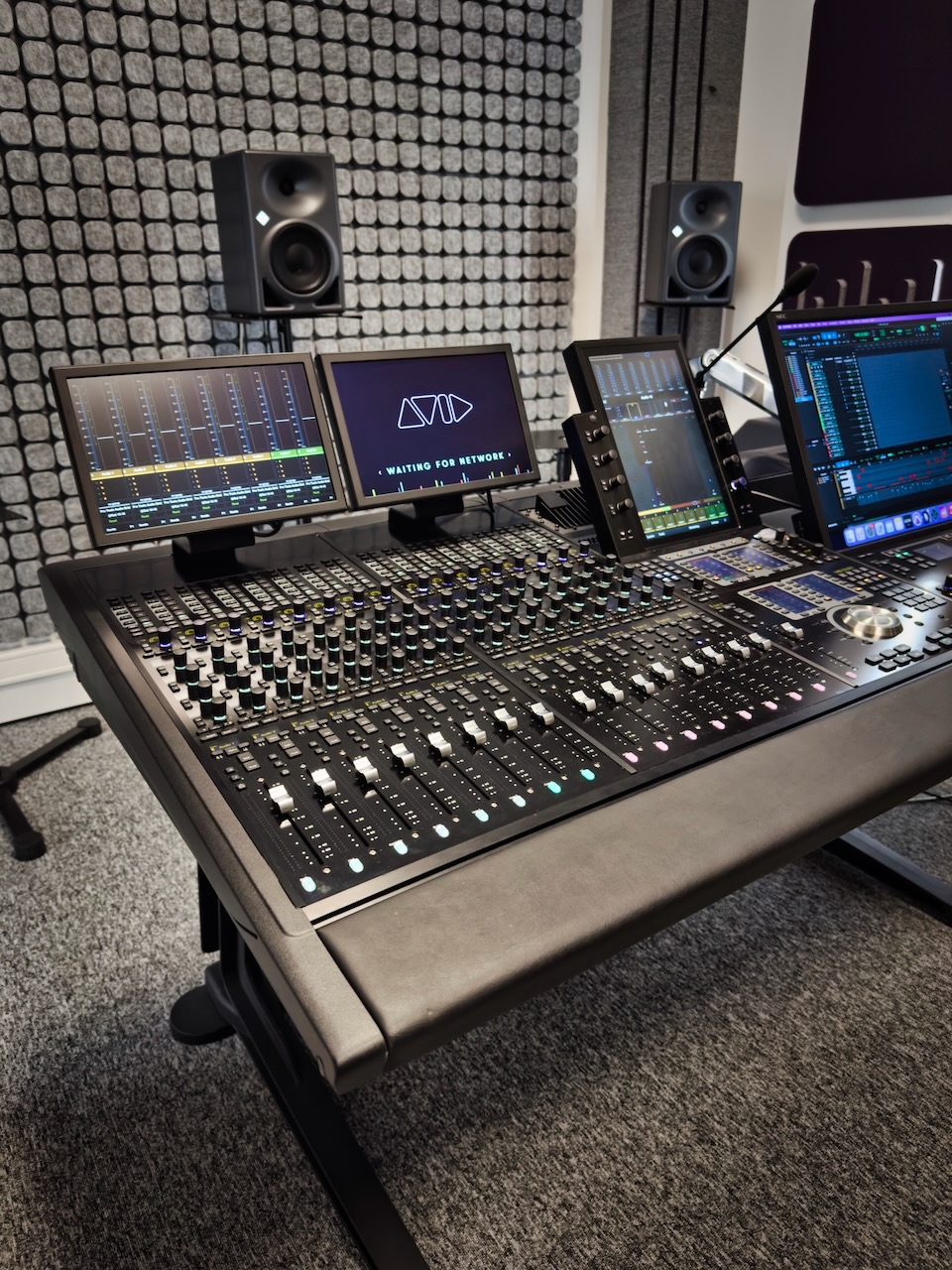 Console de mixage Avid et moniteurs Neumann dans un studio de post-production